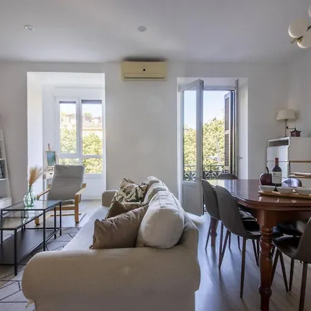 Easo Suits Family Friends Parking סן סבסטיאן