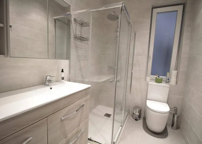 Easo Suits Family Friends + Parking *