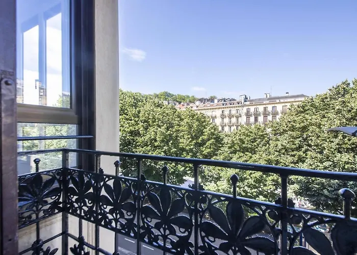 Easo Suits Family Friends + Parking *