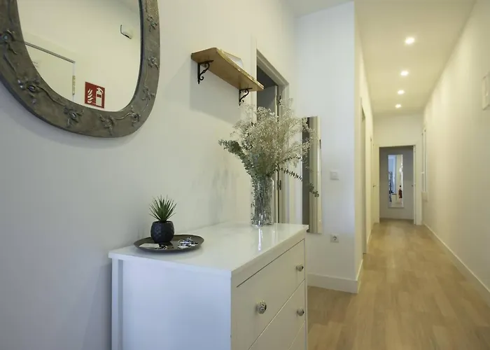 Easo Suits Family Friends + Parking *