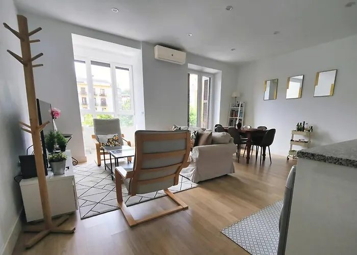 Easo Suits Family Friends + Parking 公寓